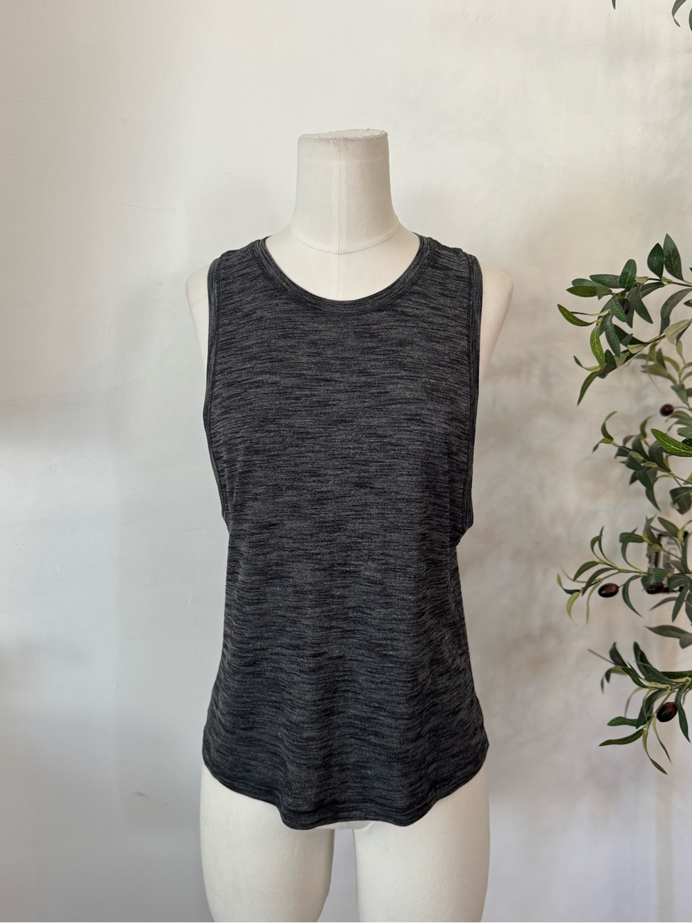 Lululemon Heathered Black Sleeveless Muscle Tank Top Size 6